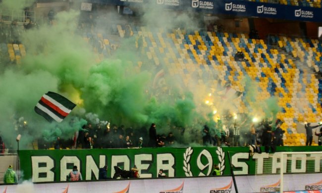 На матчі чемпіонату України фанати спалили російський прапор