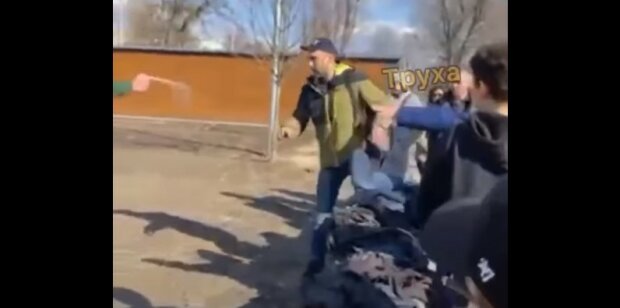 В Харькове мужчина набросился на подростка и получил мощной струей между глаз