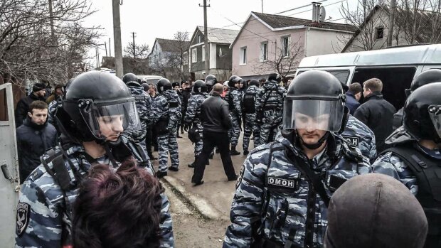 У Криму окупанти змусили дітей взяти автомати до рук: "Вже добралися", цинічні кадри