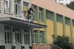 Школа тільки почалася, а вчителі вже сиві: малий велосипедист влаштував екстремальне 1 вересня