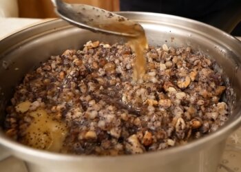 Приготовление рождественской кутьи, кадр из видео: YouTube Константин Грубич