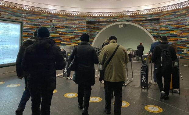 Украинцы в метро, фото: Знай.ua