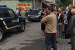 На Франківщині городяни не дали взути берці на юнака — скрутили і потягли до військкомату