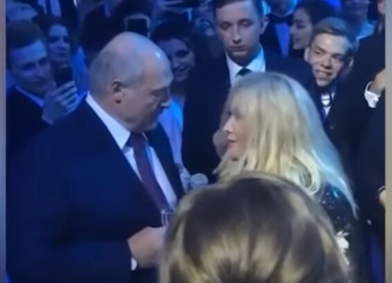 Александр Лукашенко и Таисия Повалий, скриншот видео