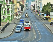 Доброе утро: хулиганы "соединили" автомобиль со столбом