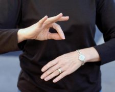 Специальная перчатка поможет глухонемым людям