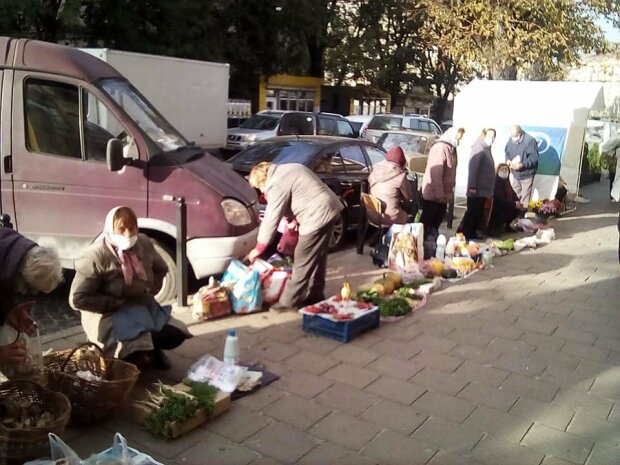 Во Львове в разгар эпидемии накрыли стихийный рынок: "Какой там коронавирус"