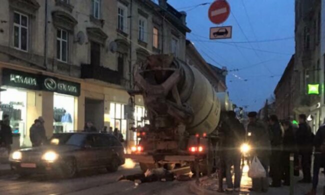 Цементовоз на смерть задавив жінку посеред Львова