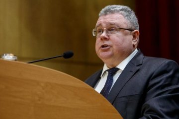 Дом на брата, машину на жену, квартиру на сына: запорожский прокурор "гол, как сокол"