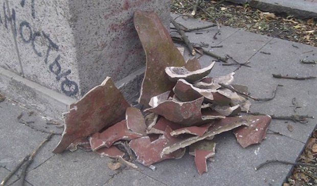 Ломай меня полностью: коммунистический памятник в столице разрушили (фото) 