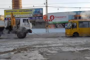  У Росії авто примерзли до дороги через прорив труби