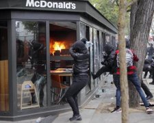 Пекельний Першотравень у Європі: тисячний натовп підпалив Париж