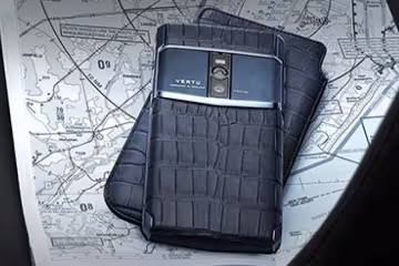 Vertu представила смартфон с сапфировым стеклом (фото)