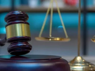 Судове засідання - пенсіонерка та центр зайнятості