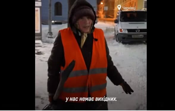 70-летняя черновчанка вкалывает на улице в снег и дождь за минималку, на пенсию - дудки: "У нас нет выходных"