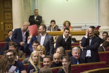 Цигарки по 40 та горілка по 100: депутати ощасливили українців