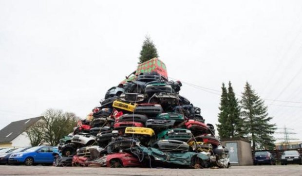 Немец построил елку из автомобилей (фото) 