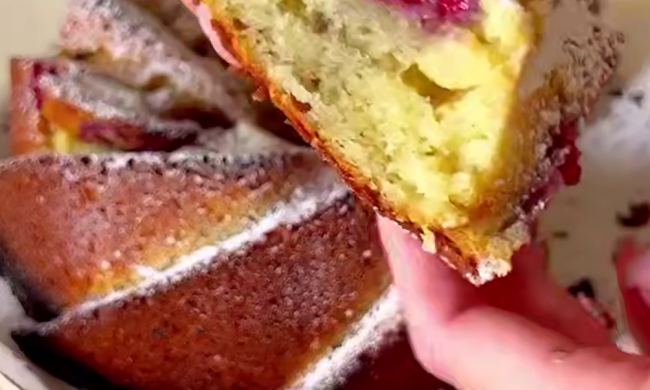 Рецепт, который спасает, когда хочется сладкого прямо сейчас: манник с малиной