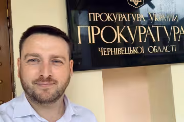 В Черновцах слуга народа Бешлей спустил 50 тысяч на сломанные лавочки и клумбы без цветов