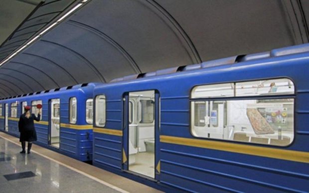 В ход пошла палка: коп избил пассажира киевского метро