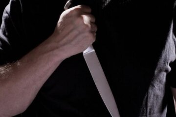 В Киеве мужчина угрожал кассиру почты ножем 