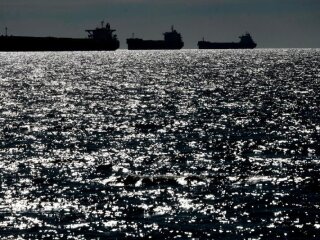 Нефтяной танкер теневого флота РФ в море