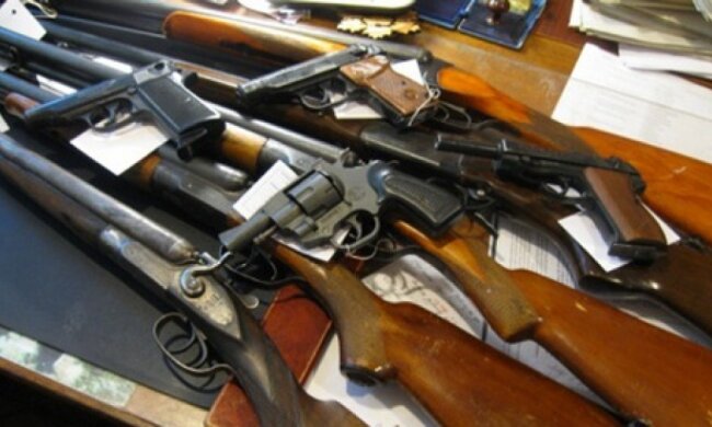 Харьковчане сдают в милицию ружья и спецсредства