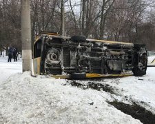 Под Запорожьем маршрутка с пассажирами слетела в кювет и перевернулась: медики не успевают