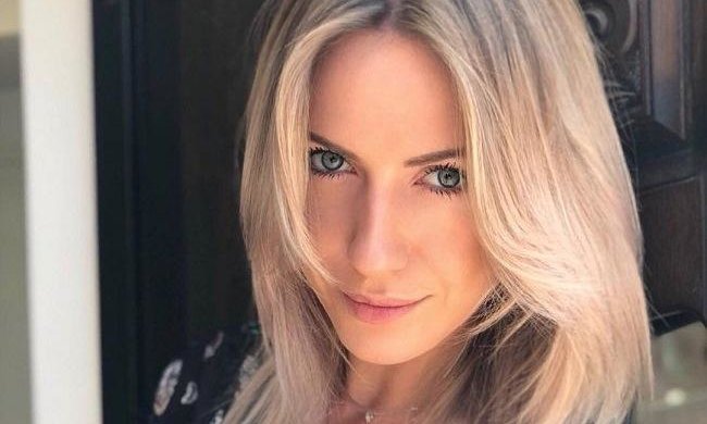 "Огонь, а не женщина": длинноногая Никитюк нашла самолет по росту