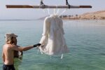 Весільну сукню поклали на рік у Мертве море, і ось що з нею стало