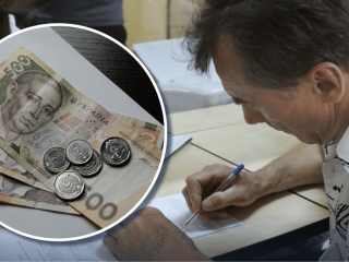 Доплати для пенсіонерів: гроші в руках літньої людини