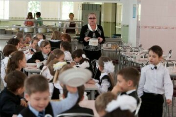 Завтрак в киевской школе не на шутку разозлил родителей: "Кто слизал масло и не доел яблоко?"