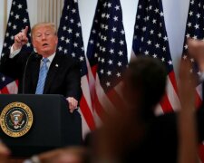 Хамство Трампа, чай от Джонсона и затоптанная журналистка: 5 горячих примеров встречи политиков с прессой