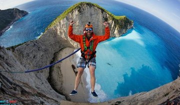 Українські екстремали пострибали з грецької скелі (фото)