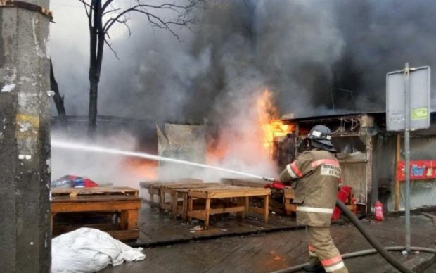 Найпотужніша пожежа в Києві потрапила в об'єктив камери
