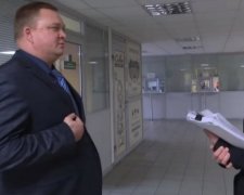 Митник втік від журналістів прямо з мікрофоном (відео)