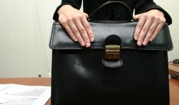 Кількість чиновників в травні скоротять удвічі 