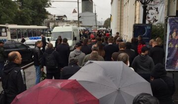 Жители Днепра прощаются с погибшими копами