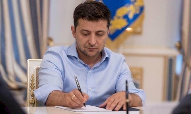 Зеленський підписав закон, який позбавить Україну шампанського і сиру фети: що відбувається