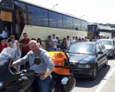 Штурм Европы: украинцы выстроились в огромную очередь на границе