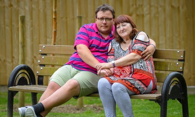 Дружина старша на 10 років за батьків нареченого: пара з великою різницею у віці розповіла, як виживає - він нянчить її онуків