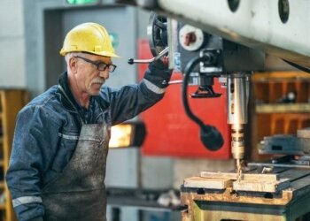 Работа на пенсии съест все деньги: почему пожилым украинцам выгоднее сидеть дома