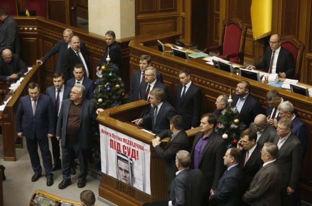 Новинский с трибуны ВР: Уважаемые депутаты, не подыгрывайте избирательной кампании Порошенко, ему осталось недолго