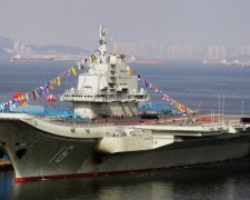 Китайці спустили на воду свій перший авіаносець (відео)