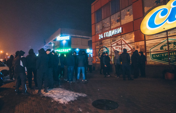 Захват ТЦ "Дарница" в Киеве: полная хронология событий, видео и фото