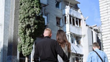 Пошкоджений будинок у Львові після ракетної атаки