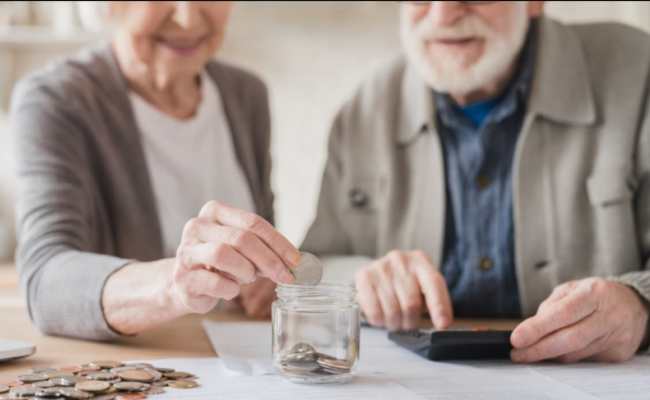 Пенсіонери, отримують пільги. Фото: iStock