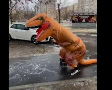 "Динозавр" на ожеледі / скріншот з відео