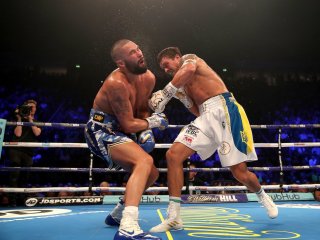 Олександр Усик нокаутував Тоні Беллью і захистив свої пояси