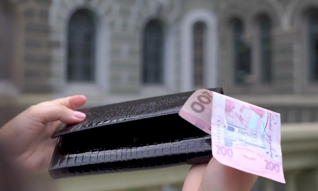 Гаманець, гроші. Фото: скрін youtube